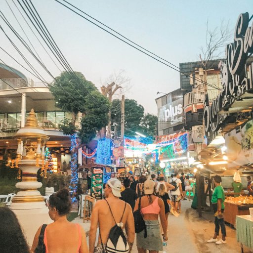 The dinner crowd, roaming Walking Street.